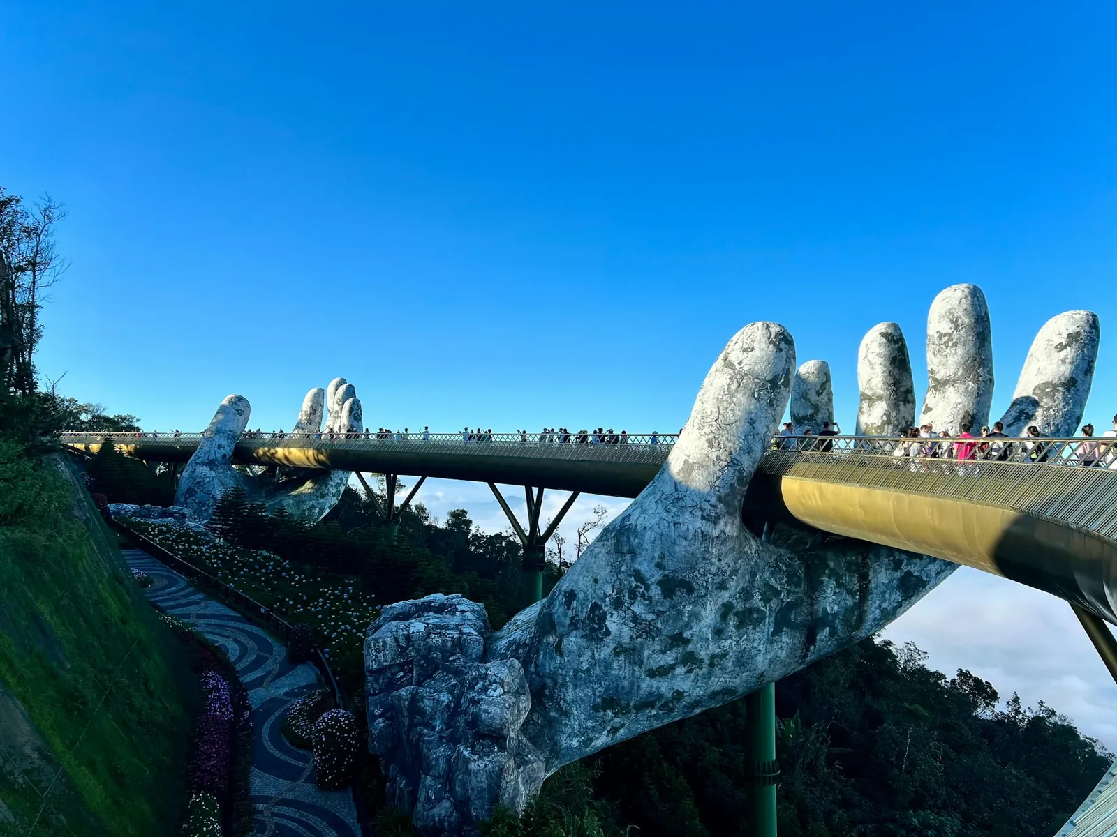 Golden Bridge på Ba Na Hills, den gylne gangbroen båret av to enorme steinhender