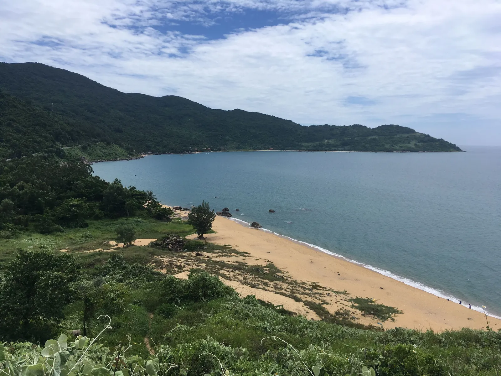 Strand og skogkledde åser på Son Tra-halvøya ved Da Nang sett fra veien