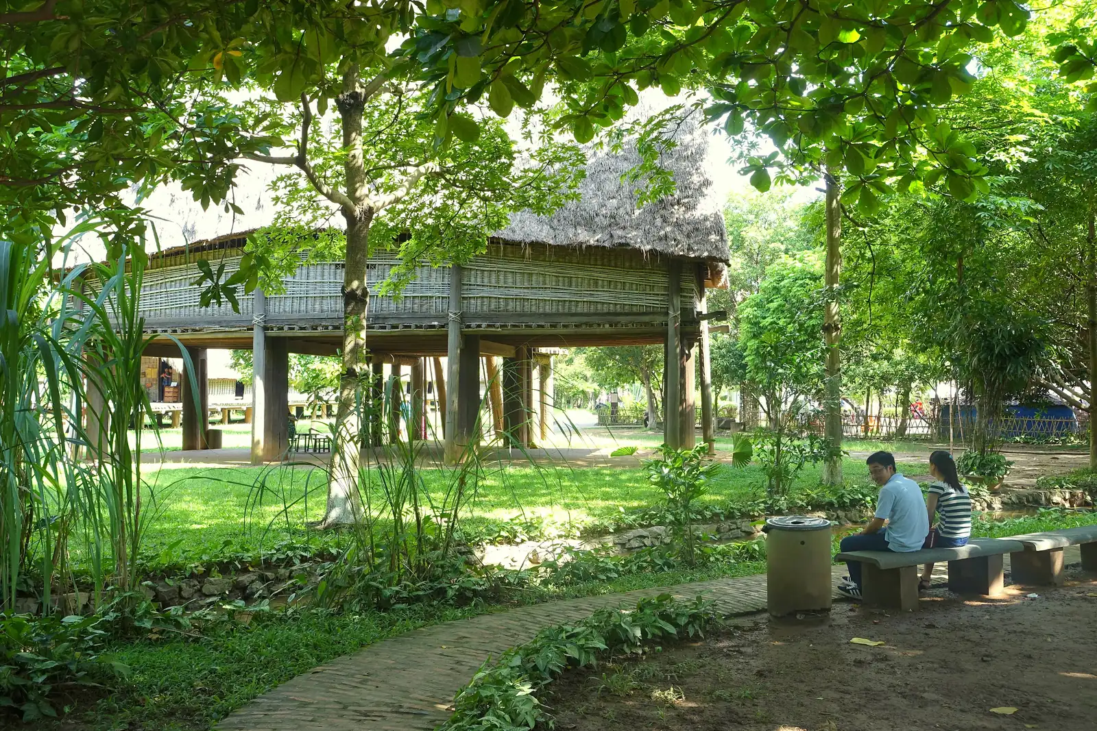 Stylehus med stråtak i friluftsområdet ved Vietnams etnologiske museum i Hanoi