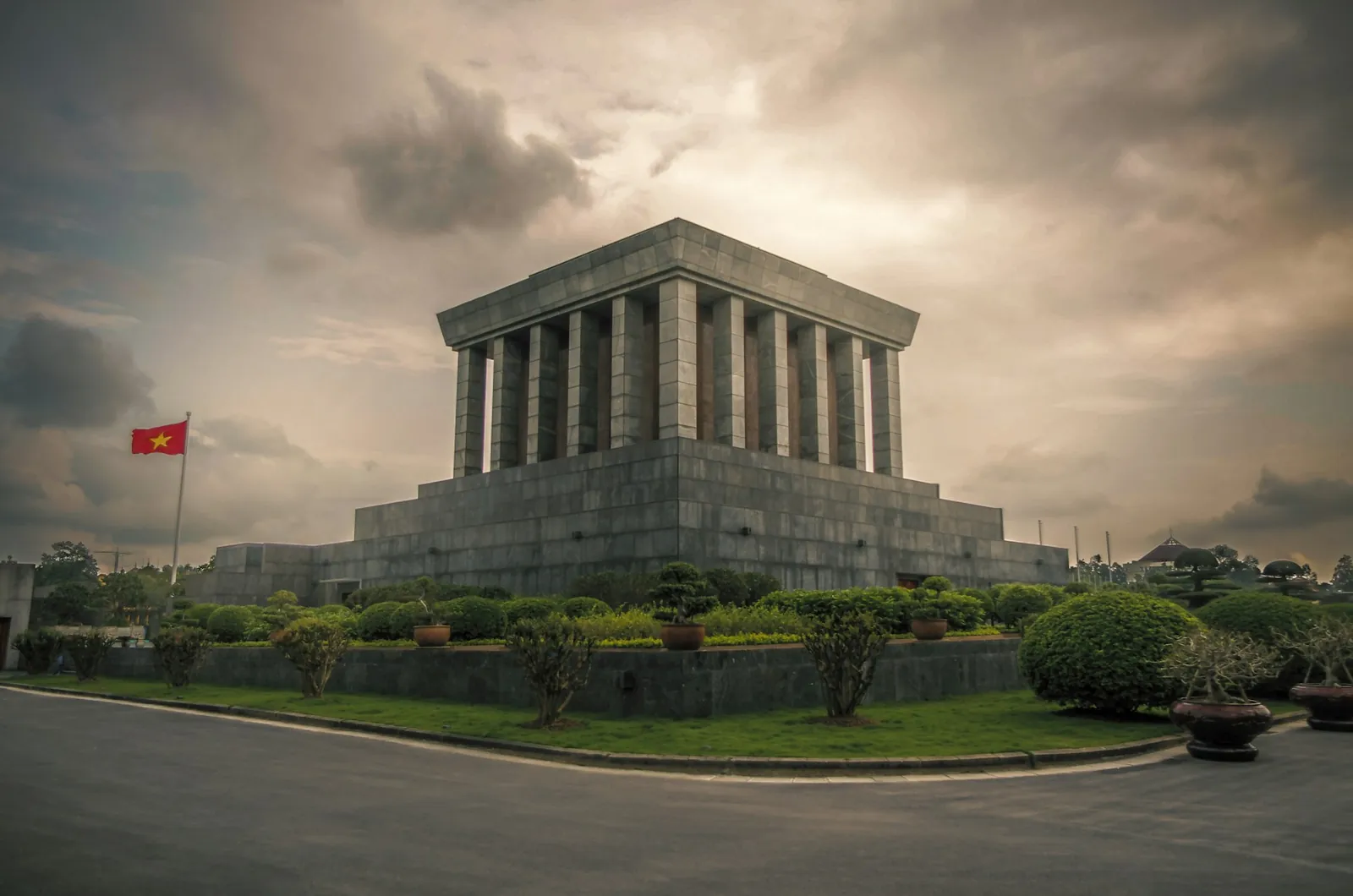 Ho Chi Minh-mausoleet i Hanoi under en dramatisk himmel