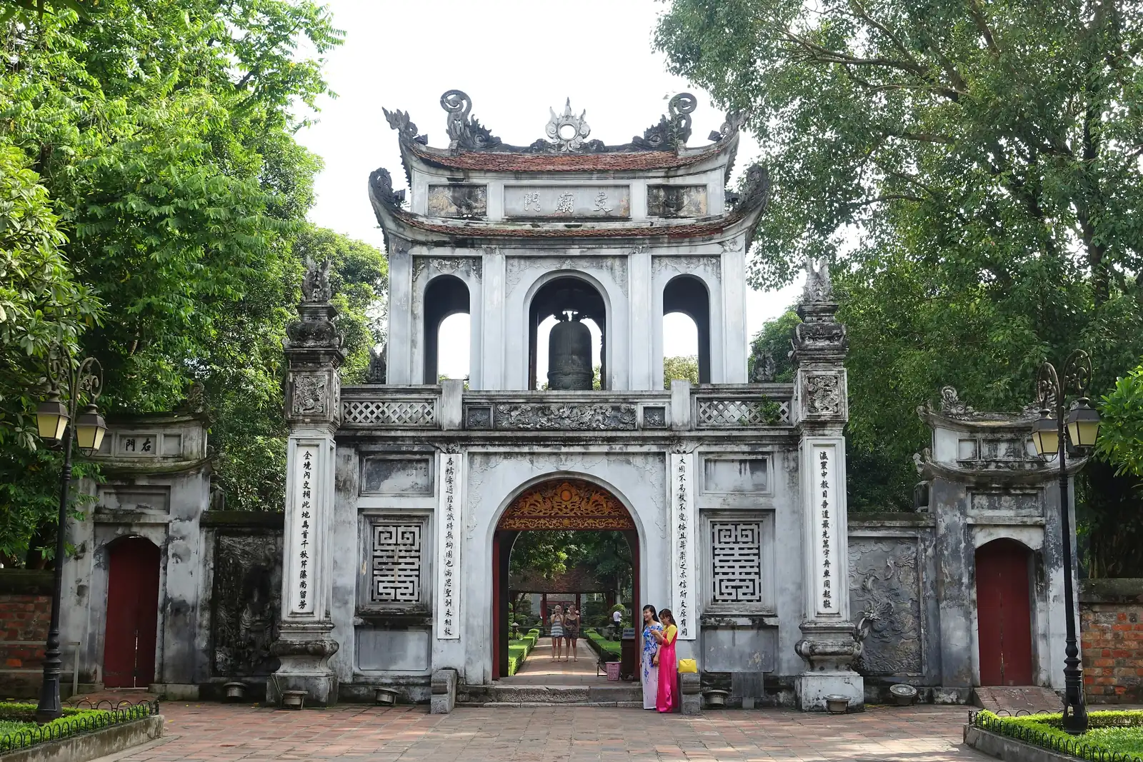 Hovedporten til Litteraturtempelet i Hanoi med klokketårn og rød port