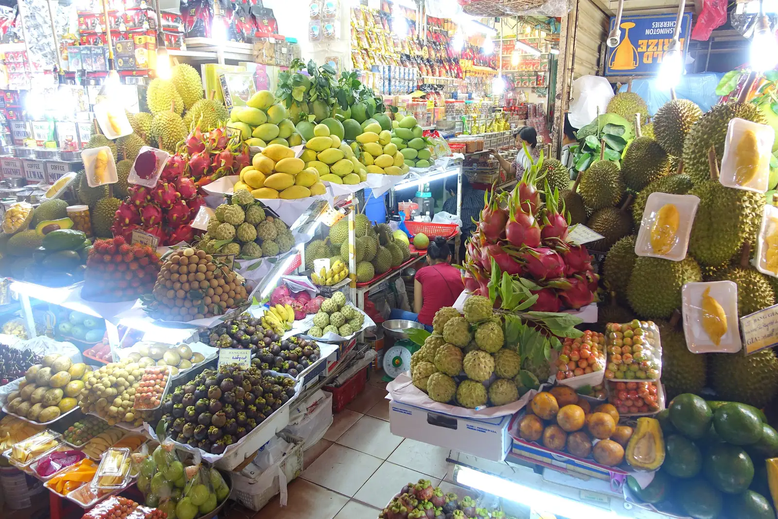 Frukt og grønnsaker i en av gangene inne i Ben Thanh-markedet i Ho Chi Minh-byen