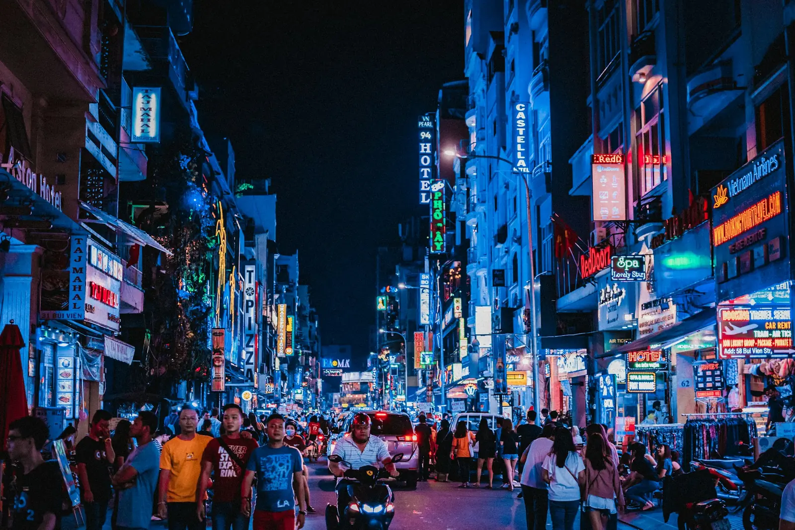 Bui Vien-gata i Ho Chi Minh-byen om kvelden med neonskilt og folkeliv