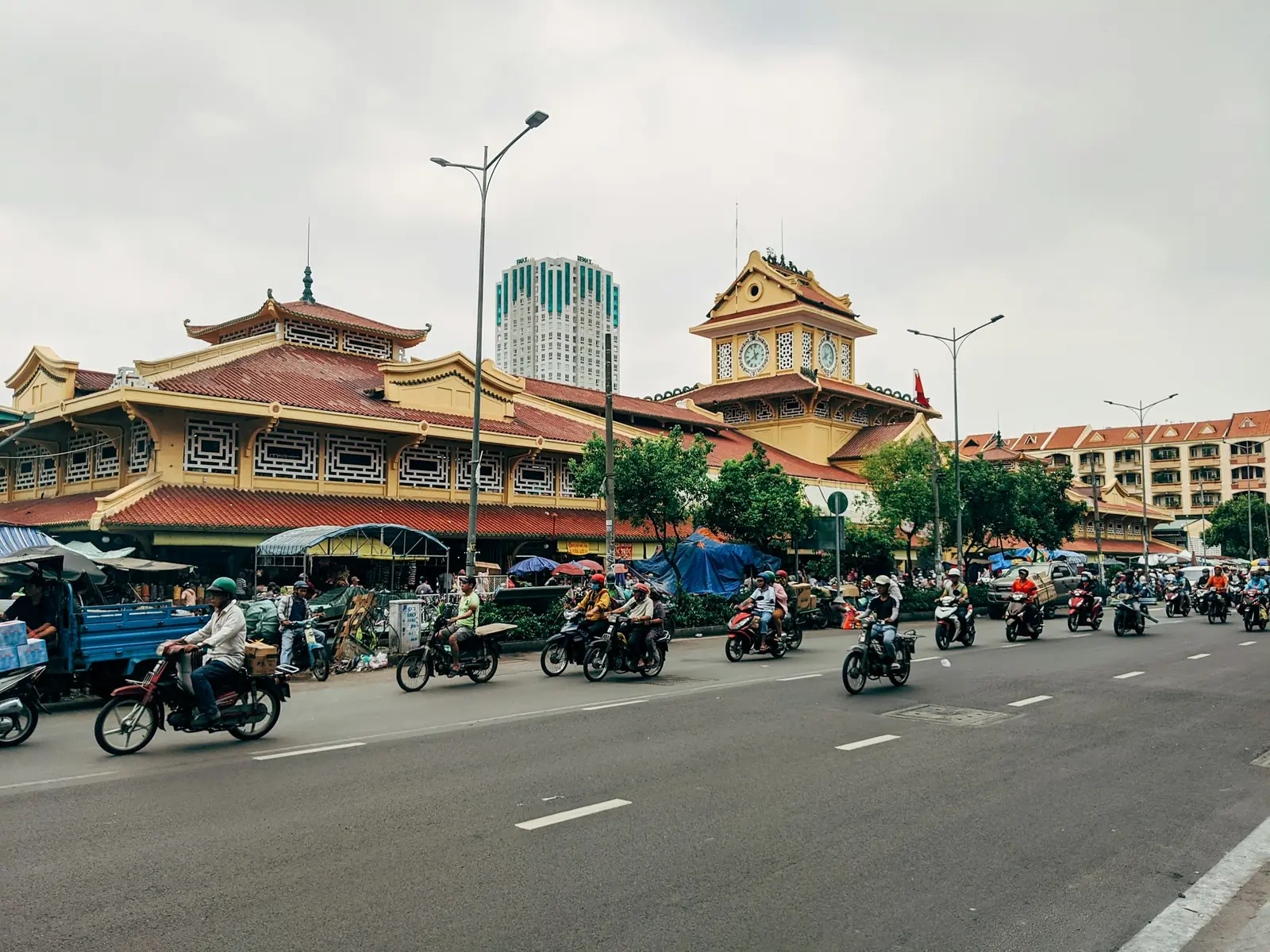 Binh Tay-markedet i Cho Lon med klokketårn og motorsykler i gata foran