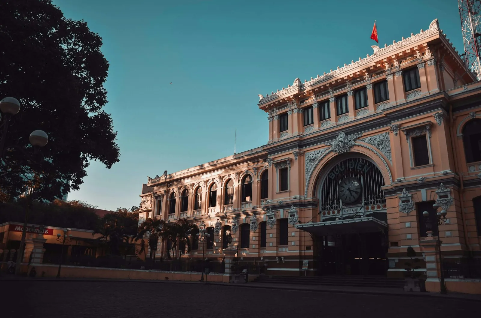 Det sentrale postkontoret i Saigon med klokke over inngangen