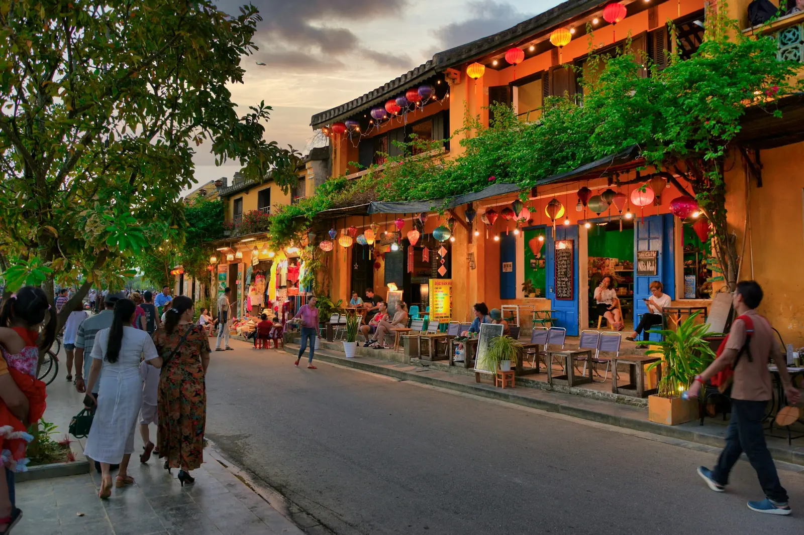 Gate i Gamlebyen i Hoi An om kvelden med lysende lykter og gående turister