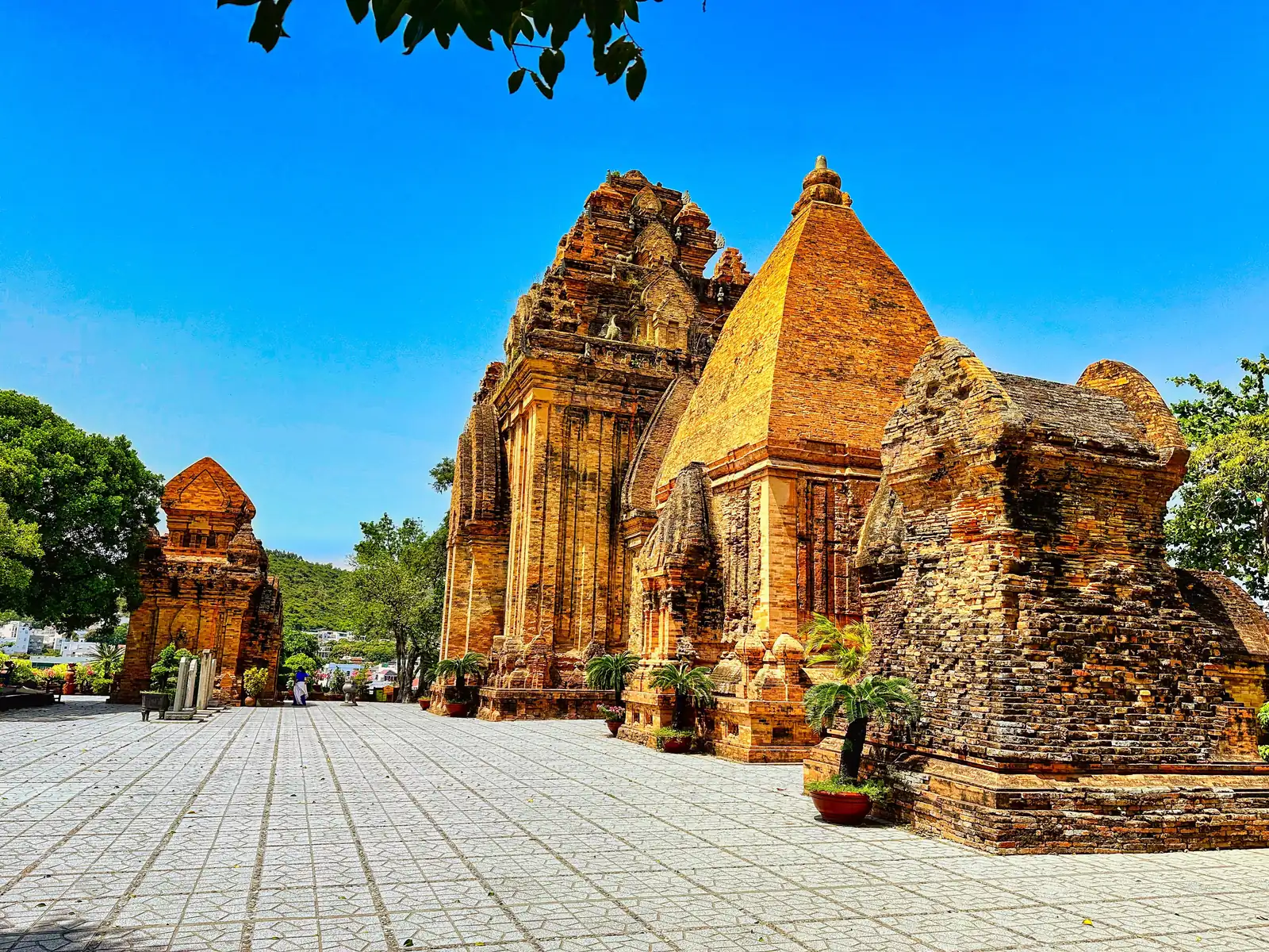 Cham-tårnene i murstein ved Po Nagar i Nha Trang under blå himmel