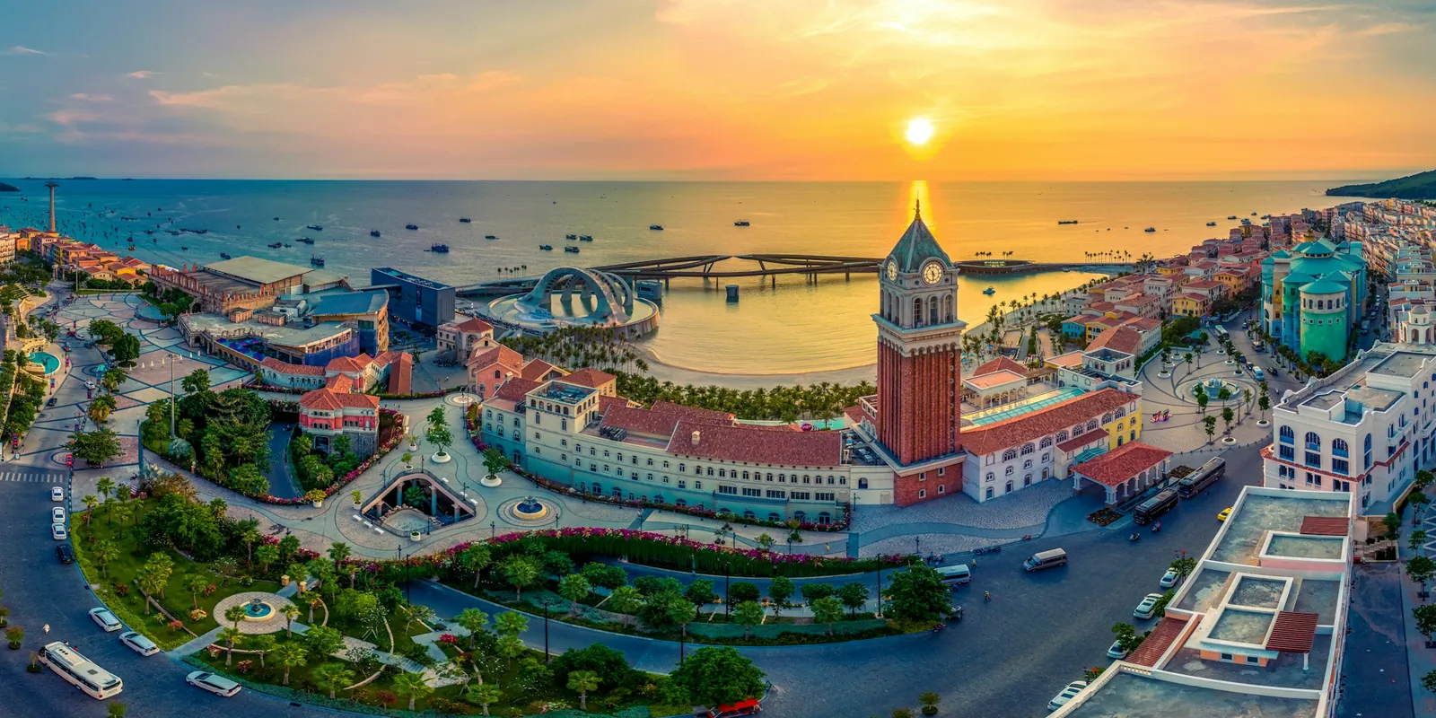 Solnedgang over Sunset Town i An Thoi på Phu Quoc, med klokketårn og bro ut i havet