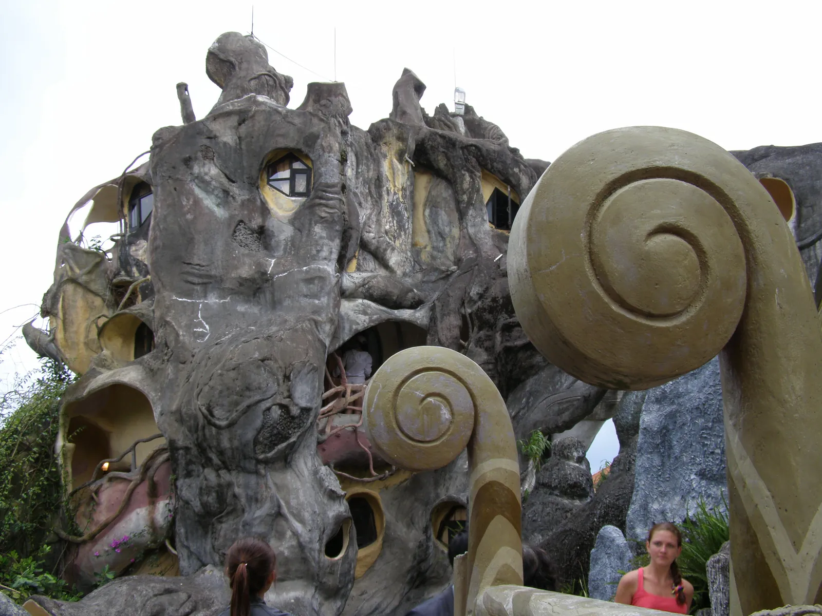 Den organiske, trelignende fasaden på Crazy House i Da Lat med spiralformede rekkverk