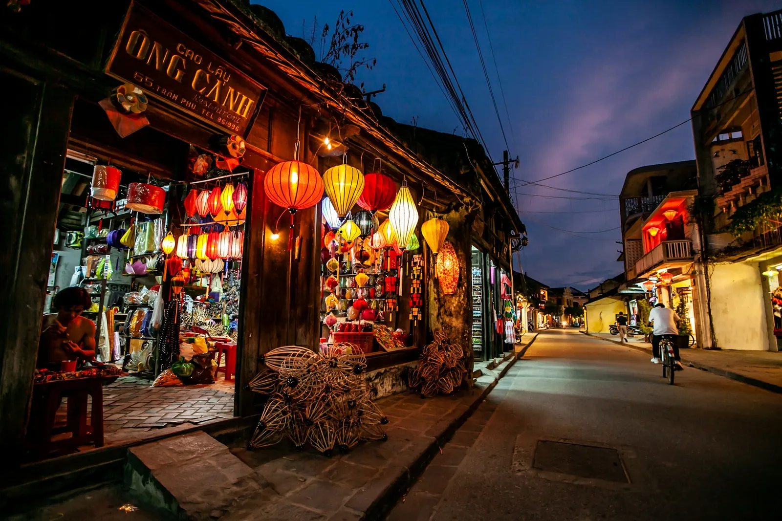 Butikk med fargerike silkelykter i gamlebyen i Hoi An ved skumring