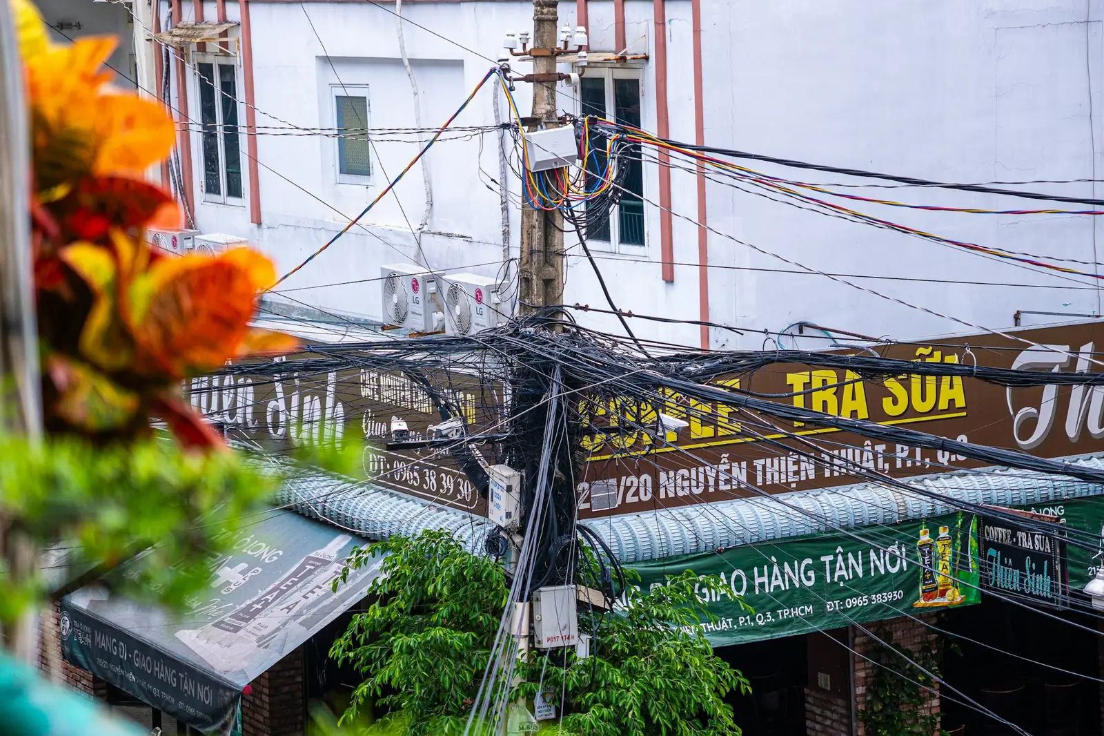 Floke av strøm- og internettkabler på en stolpe i Ho Chi Minh-byen