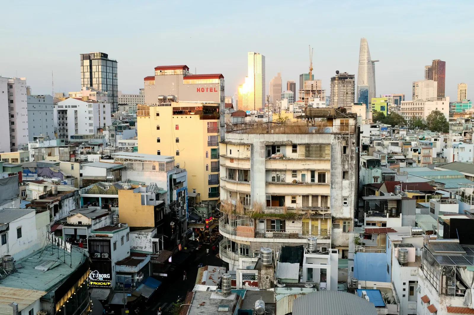 Tett bebyggelse av hoteller og leiligheter i Ho Chi Minh-byen i kveldslys
