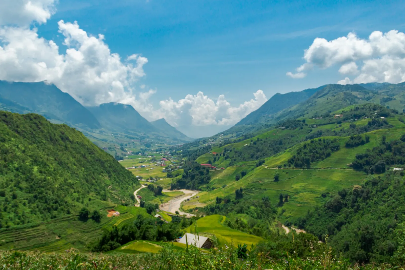 Dal med grønne fjell og terrasserte åkre i nordlige Vietnam sett fra Sa Pa