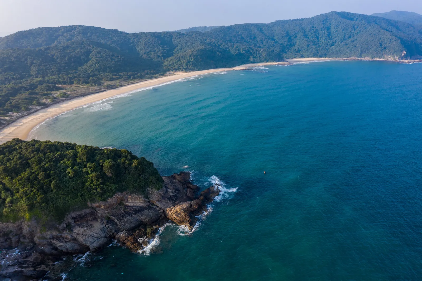 Flyfoto av strand og svaberg på Cô Tô-øya i Quảng Ninh