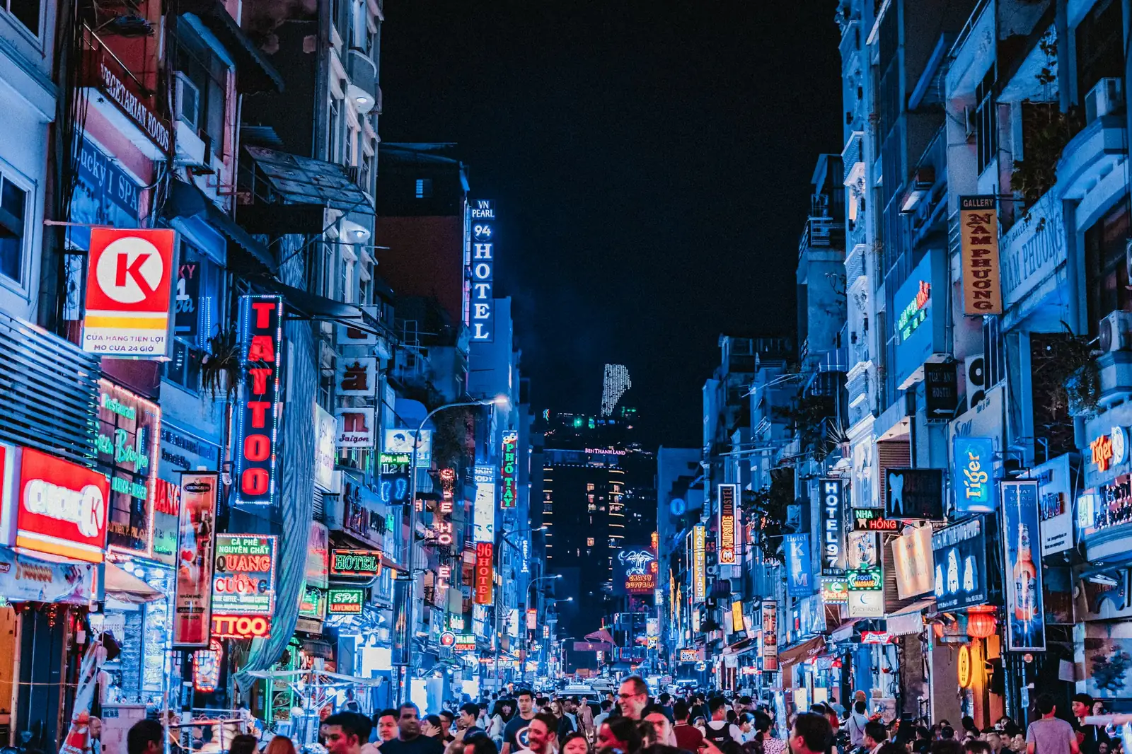 Bui Vien-gata i Ho Chi Minh-byen om kvelden med neonskilt og mange folk til fots