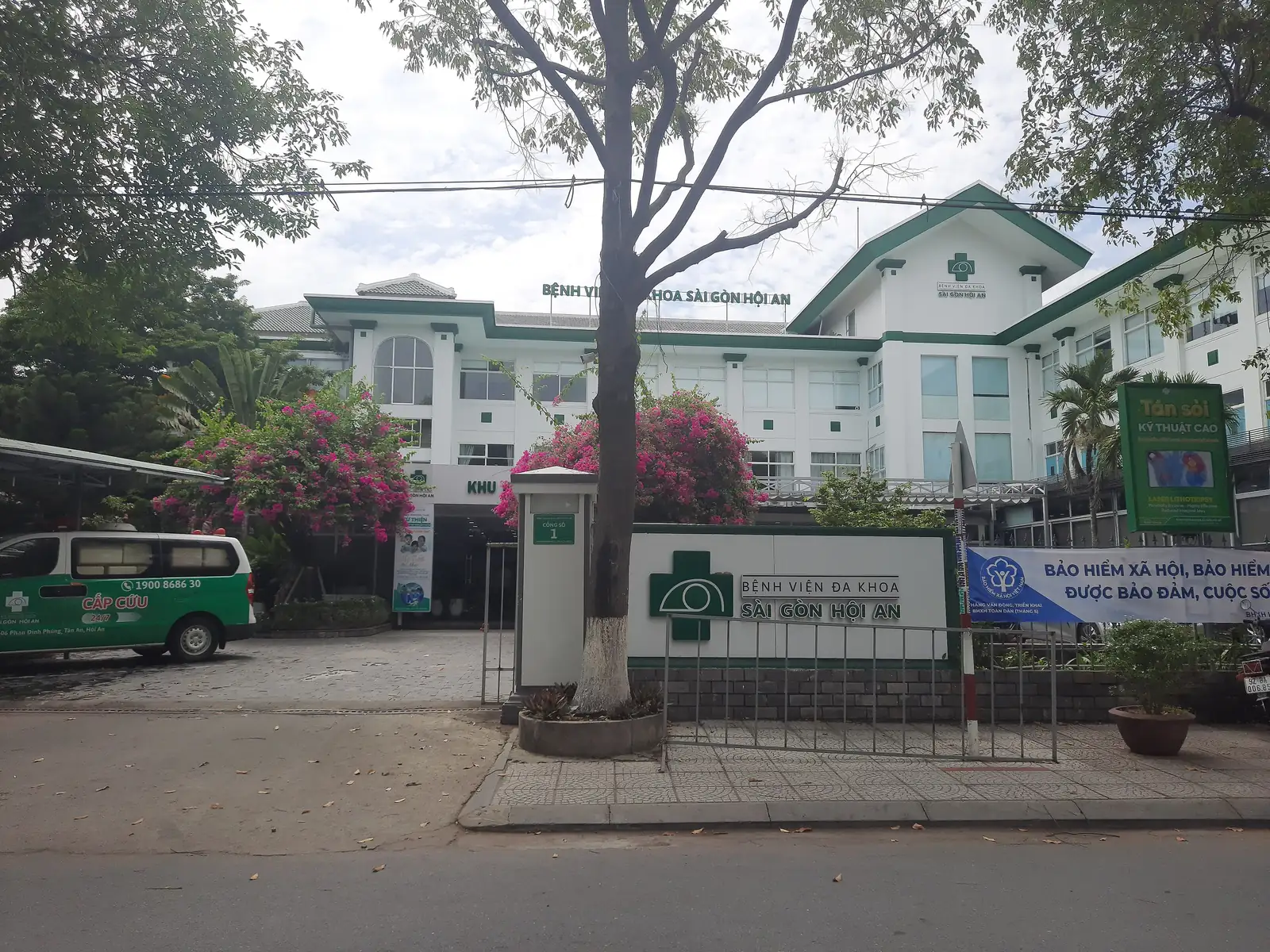 Sykehuset Sai Gon Hoi An med ambulanse og blomstrende bougainvillea