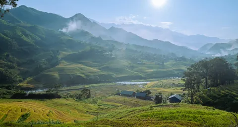 Risterrasser og dis mellom fjellene i Sapa-dalen