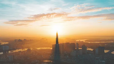 Solnedgang over Ho Chi Minh-byen med Landmark 81 og Saigon-elva