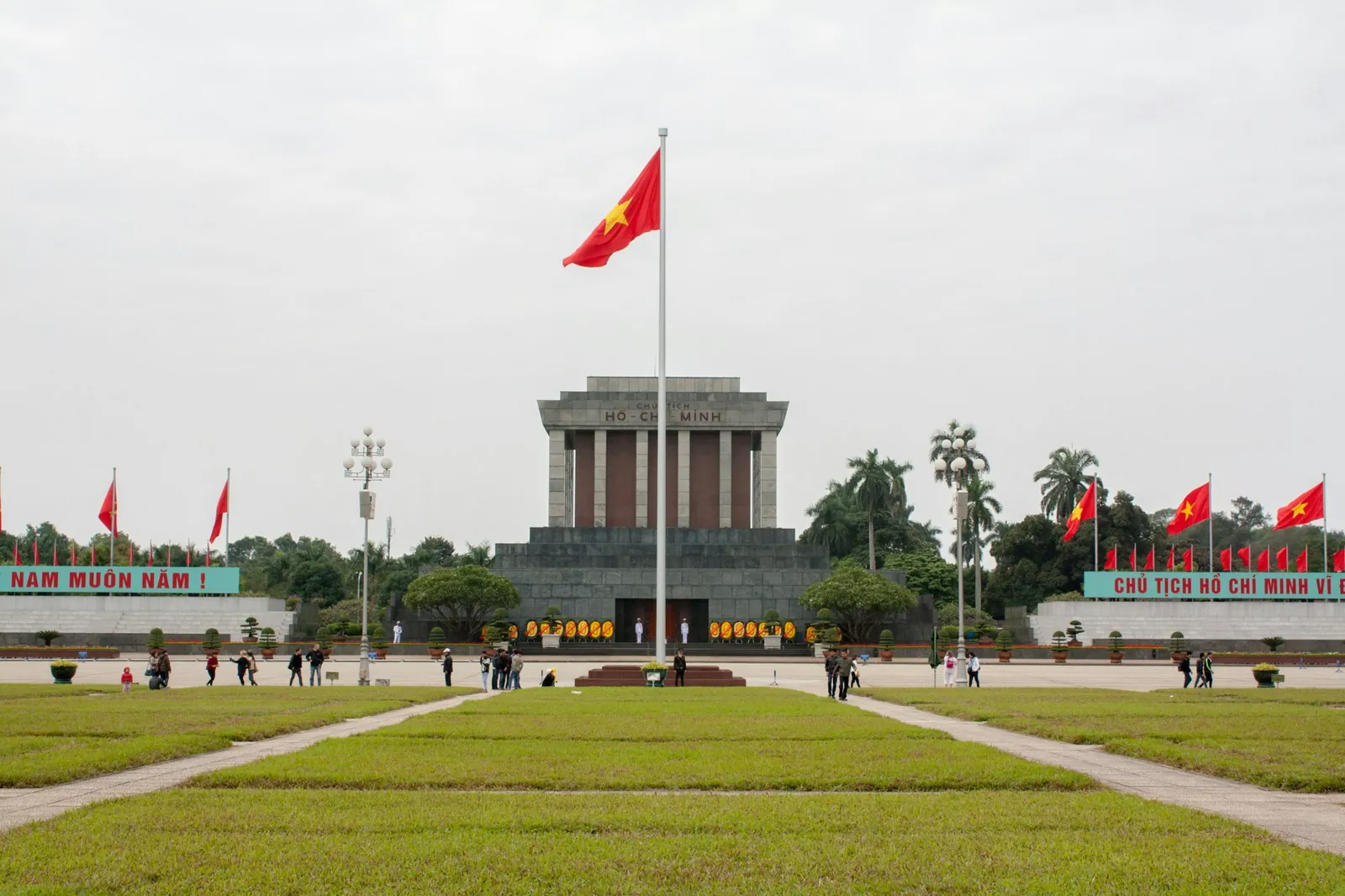 Ho Chi Minh-mausoleet på Ba Dinh-plassen i Hanoi med flagg