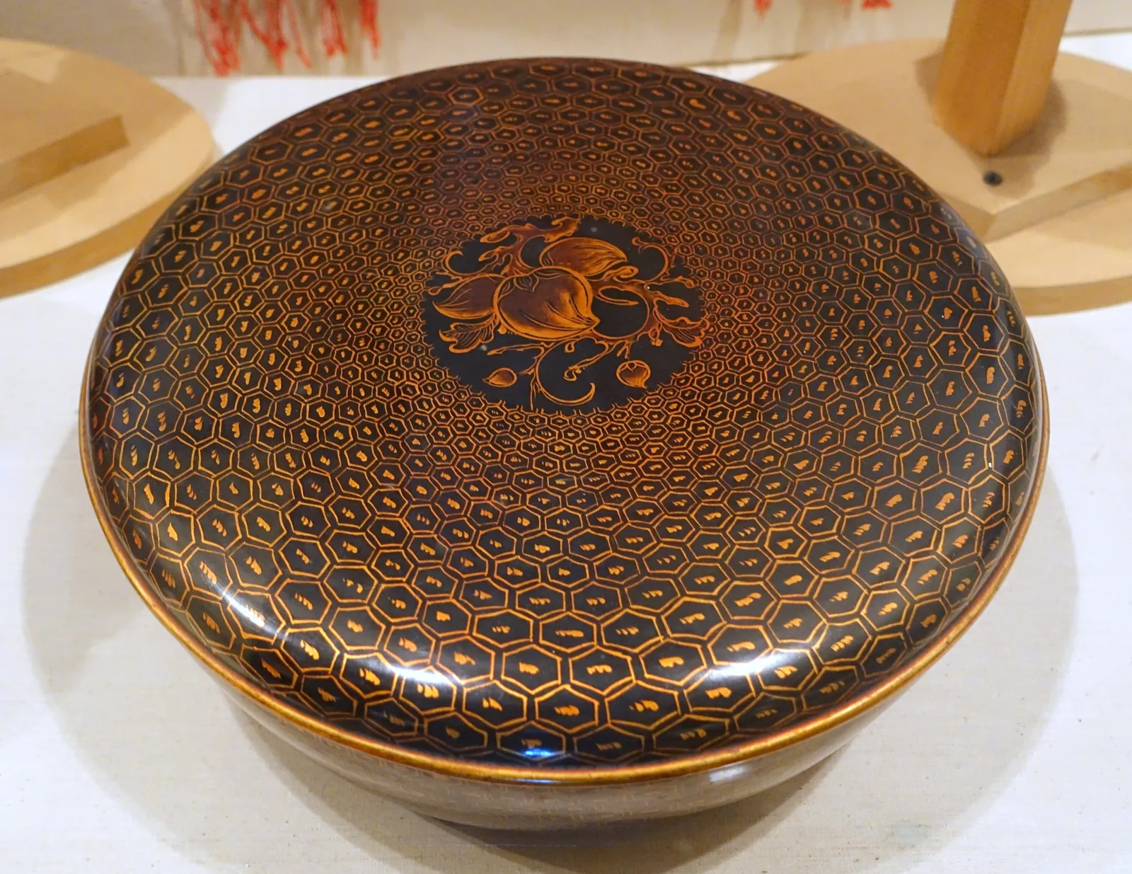 Lakkert kurv med lokk og gyllent sekskantmønster på Vietnams kunstmuseum i Hanoi