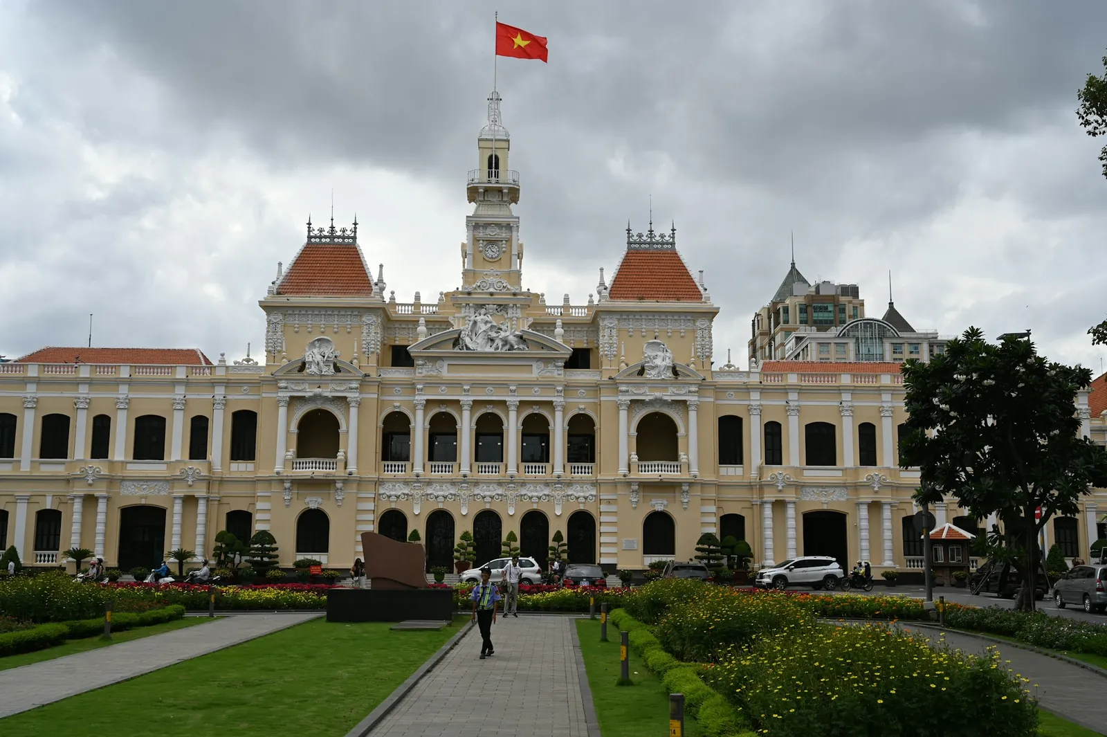 Rådhuset i Ho Chi Minh-byen med det vietnamesiske flagget over tårnet