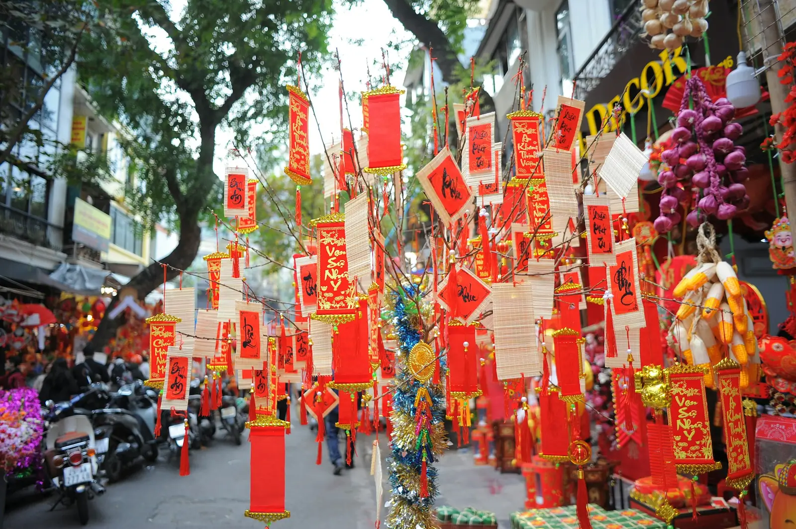 Gate i Hanoi pyntet med røde nyttårsønsker og dekorasjoner før Tet