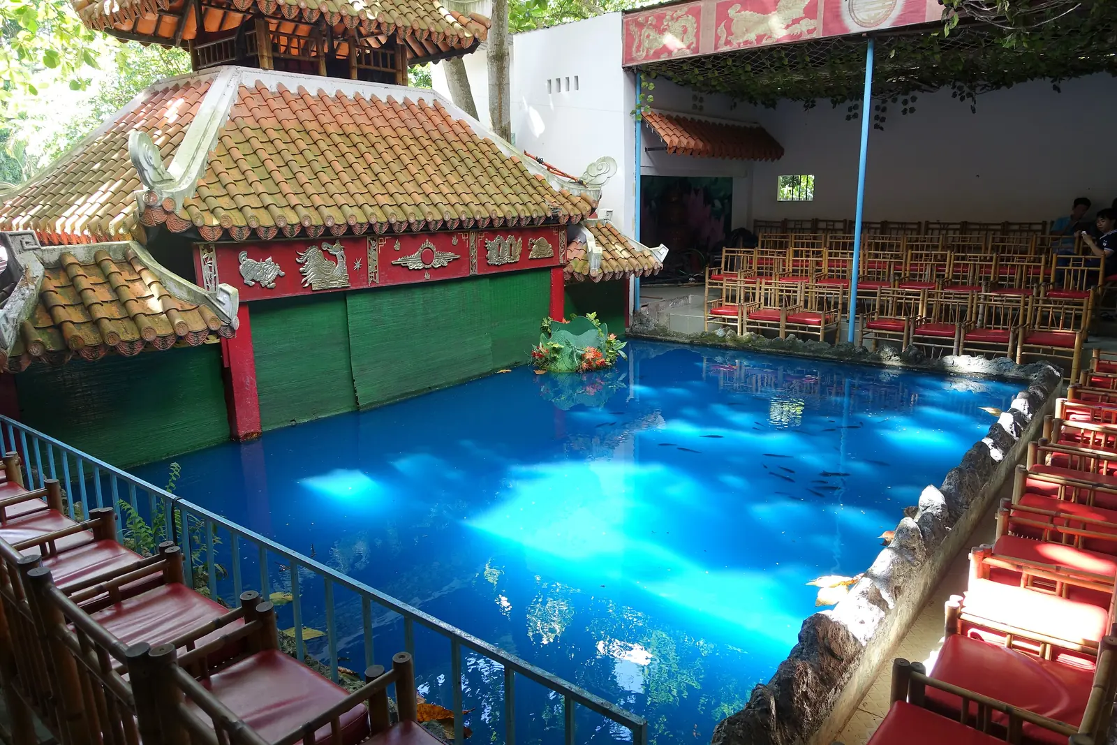 Scenen for vannmarionetter med basseng og paviljong i Museum of Vietnamese History i Ho Chi Minh-byen