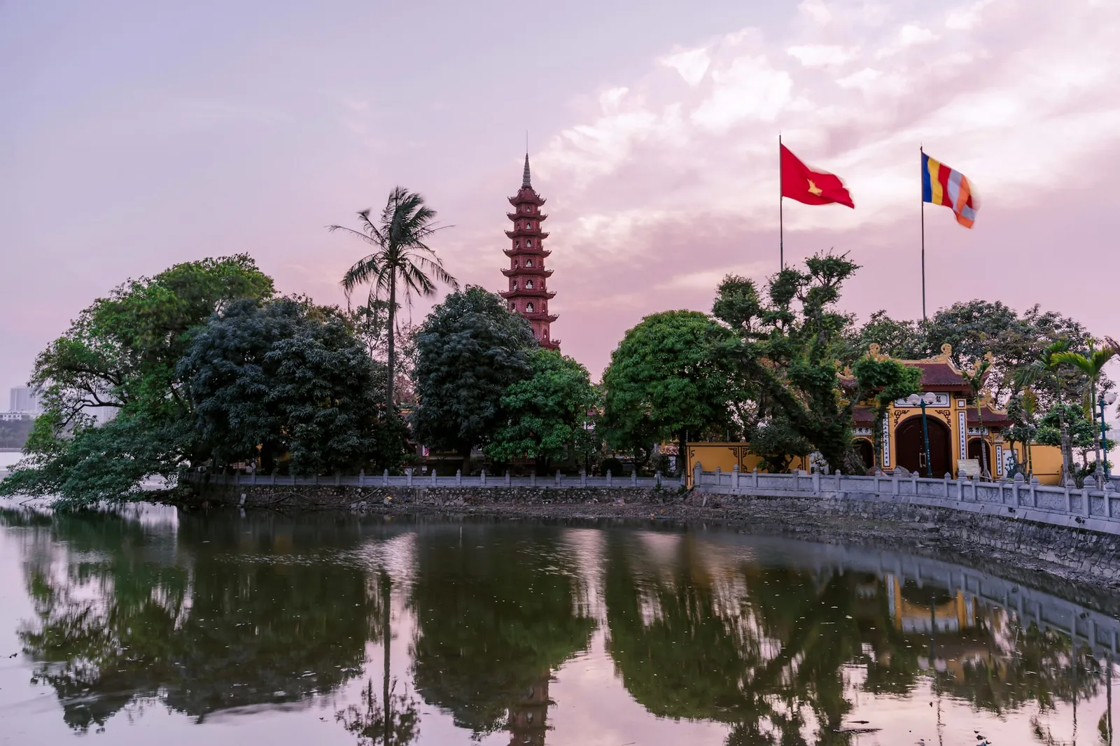 Pagode på en liten halvøy i en innsjø i Hanoi ved solnedgang