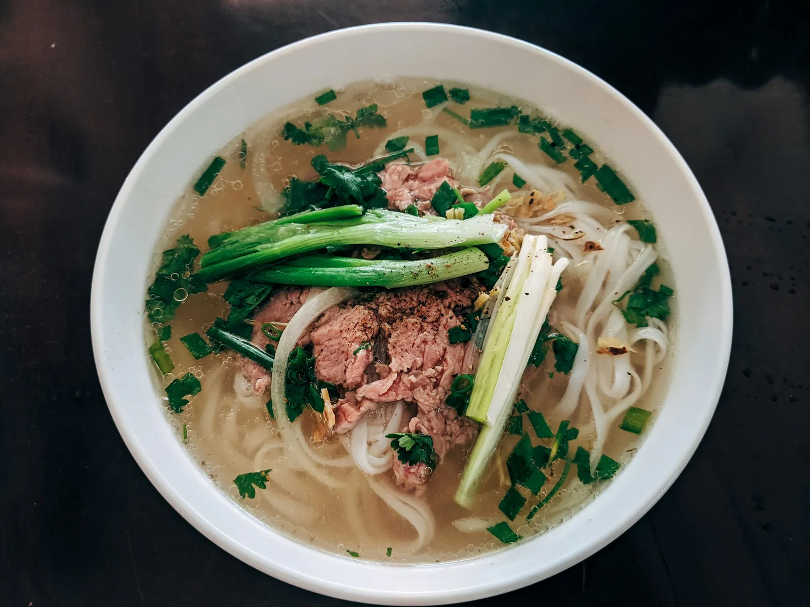 Skål med pho bo, risnudler med oksekjøtt og vårløk