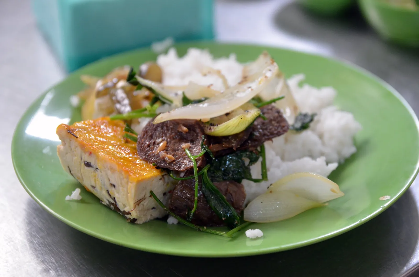 Vegetarisk rett med tofu, kjøttfri pølse og ris i en buddhistisk restaurant i Ho Chi Minh-byen