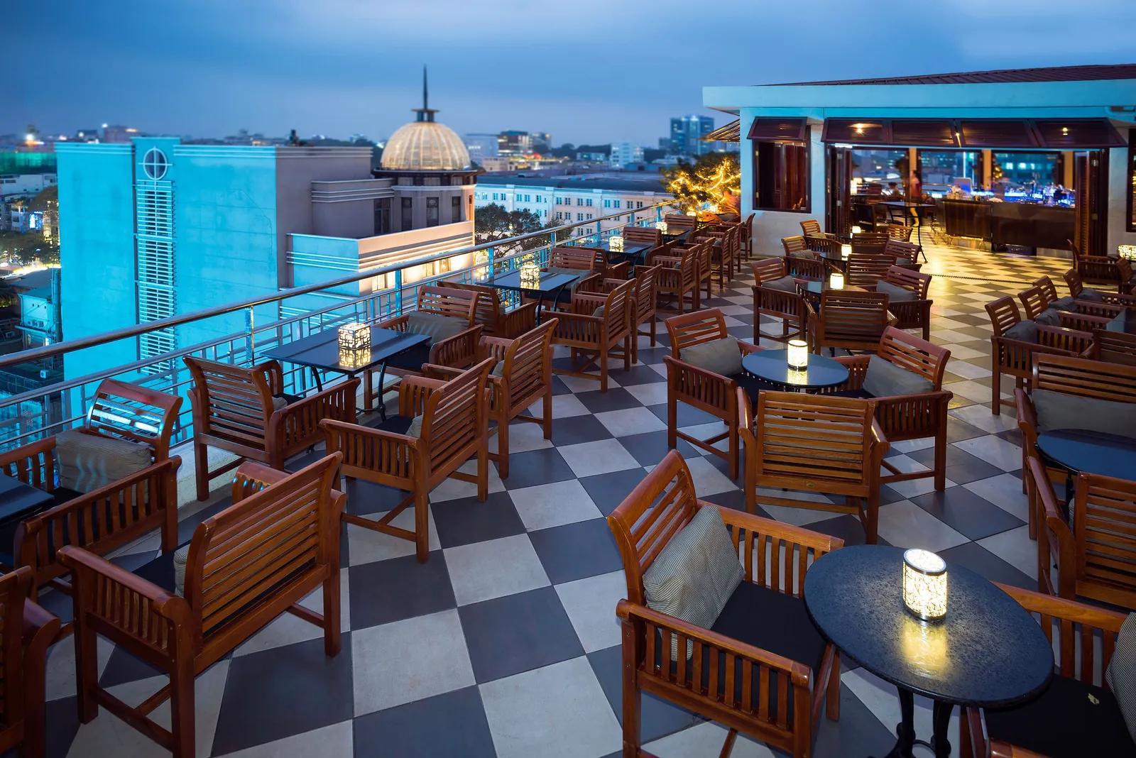 Takterrassen på Saigon Saigon Rooftop Bar i Ho Chi Minh-byen i skumringen med bord og stoler