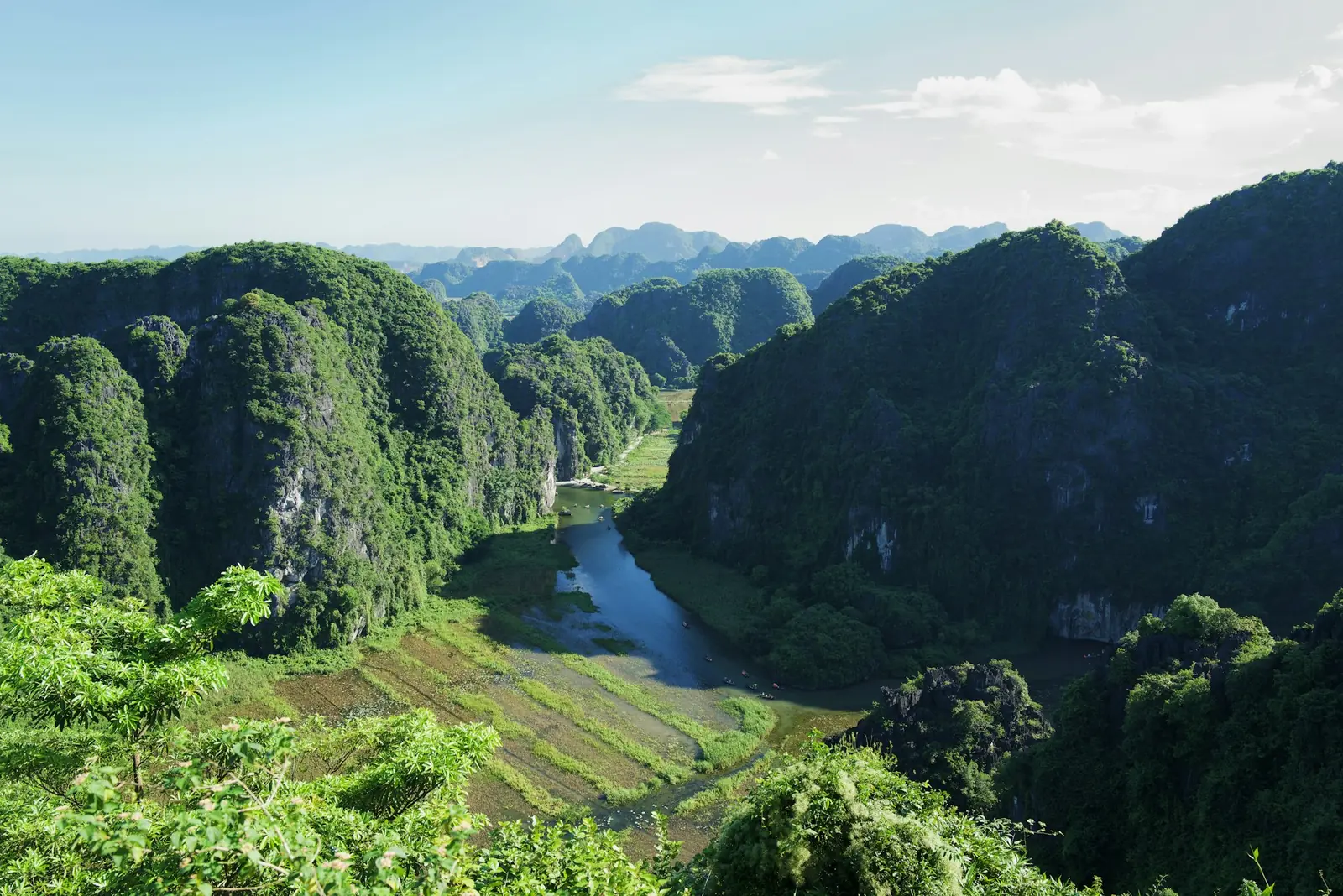 Kalksteinsfjell, elv og risåker sett ovenfra ved Ninh Binh