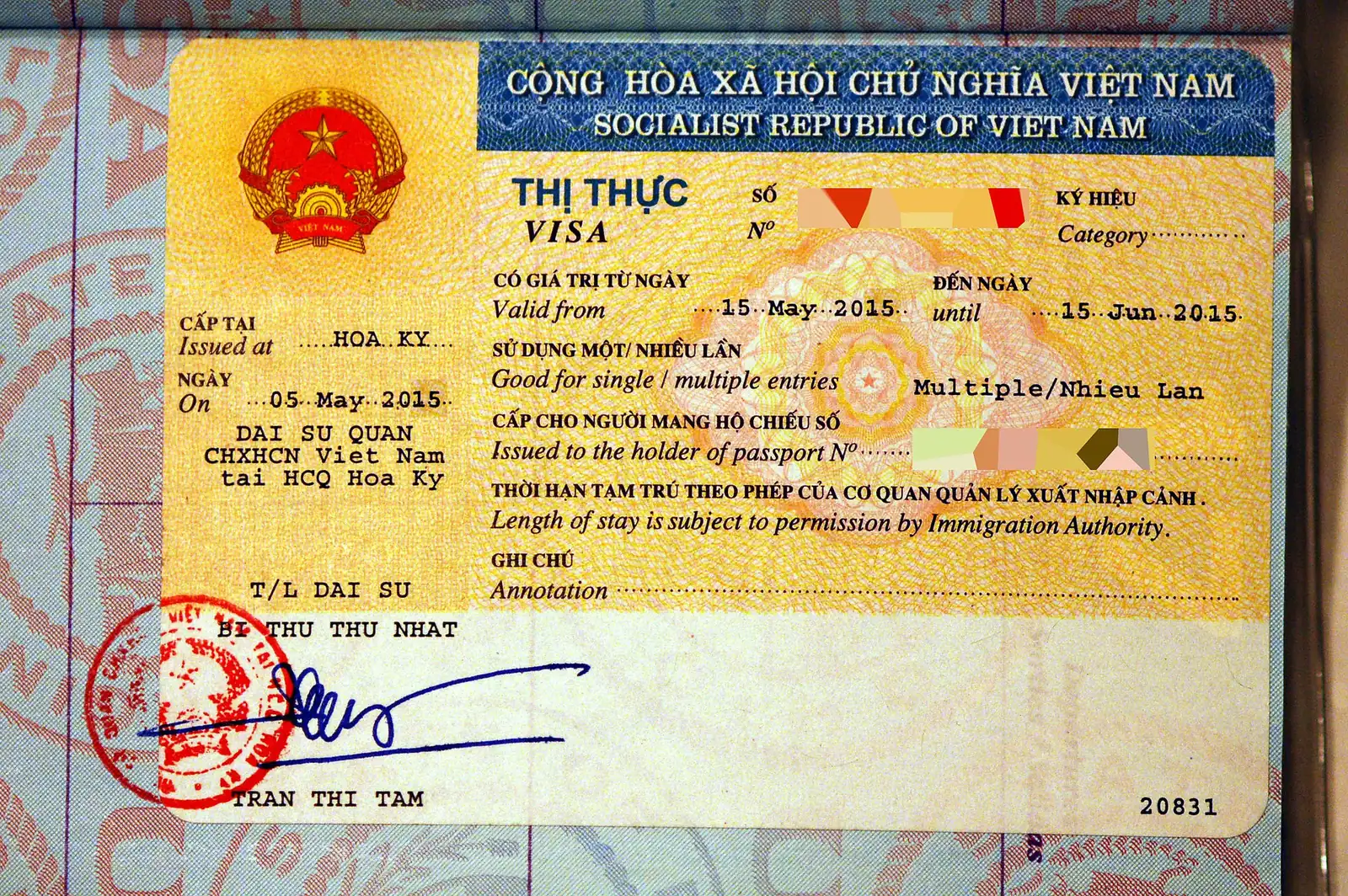 Vietnamesisk visum for flere innreiser limt inn i et pass, med riksvåpen og stempel