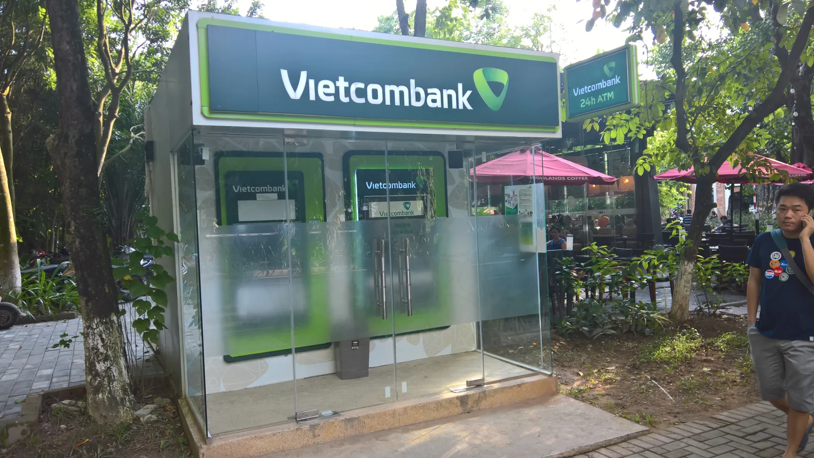Vietcombank-minibank i en glassbod ved en kafé i Ecopark utenfor Hanoi