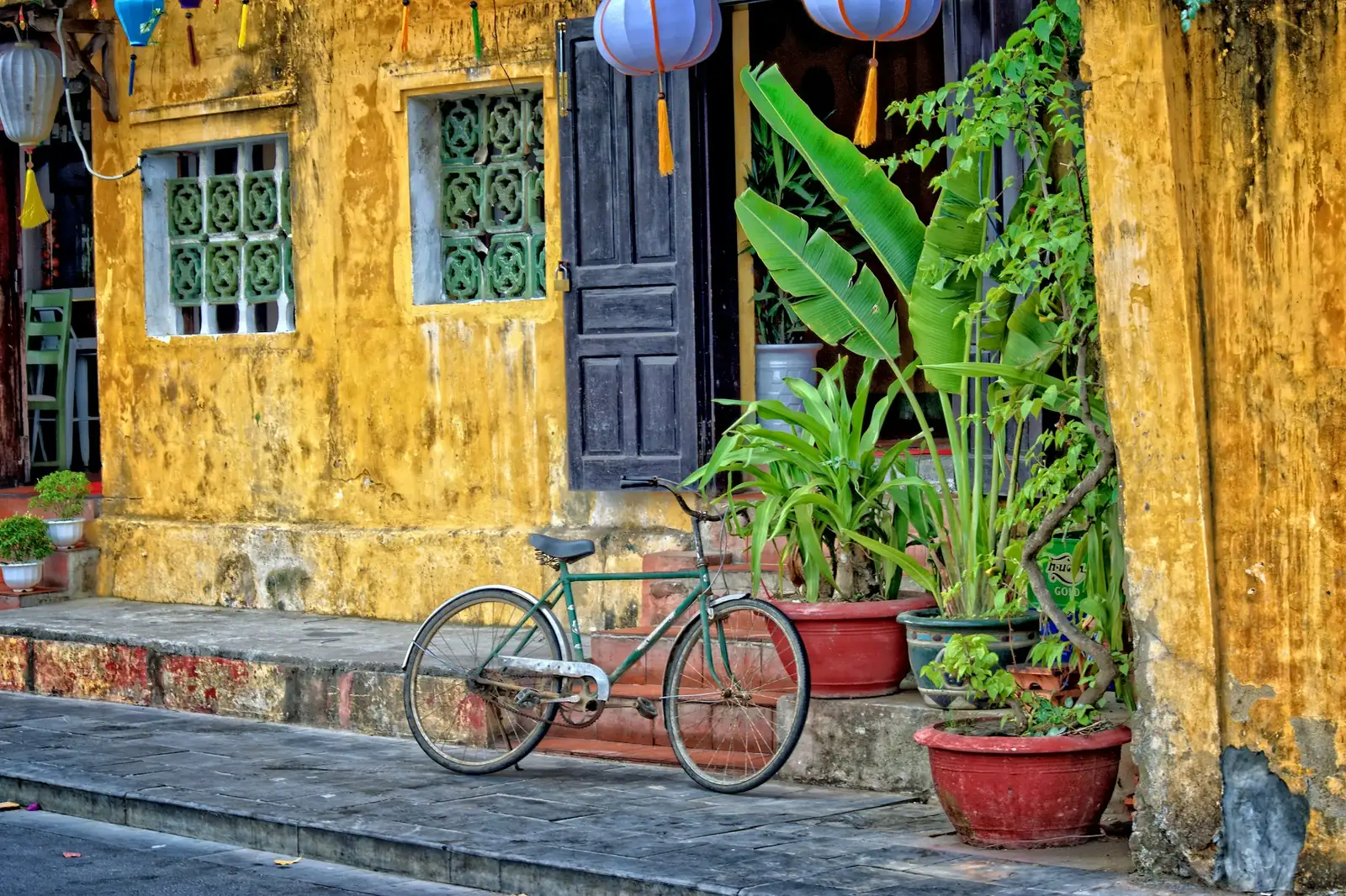 Gul vegg og en sykkel utenfor et hus i den gamle bydelen i Hoi An