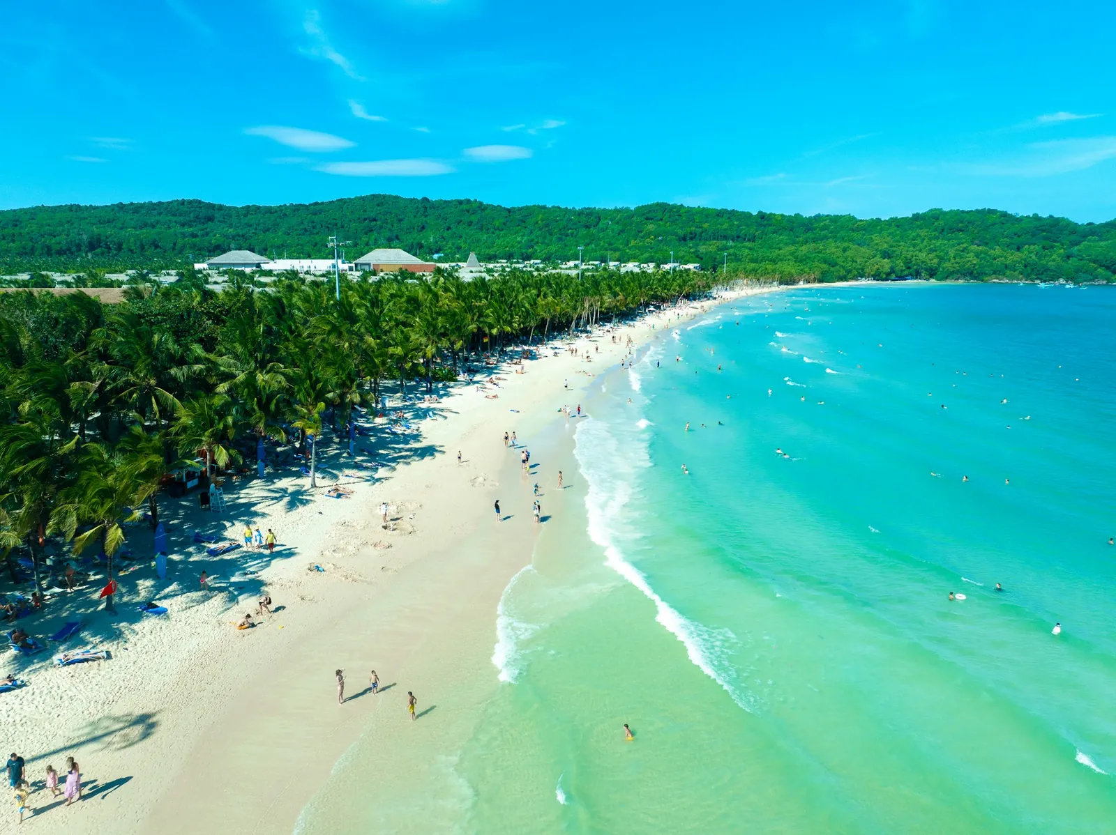 Flyfoto av hvit sandstrand og turkist hav på Phu Quoc