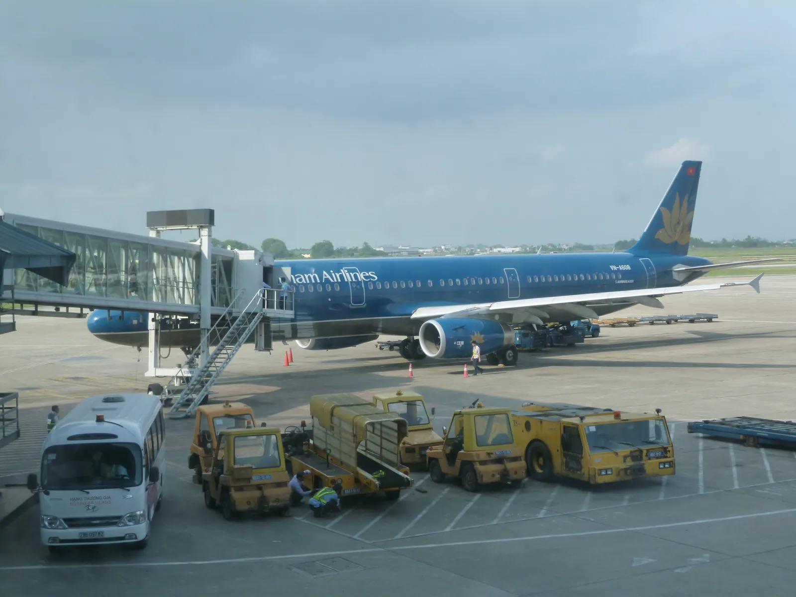 Vietnam Airlines Airbus A321 ved gaten på Noi Bai flyplass i Hanoi