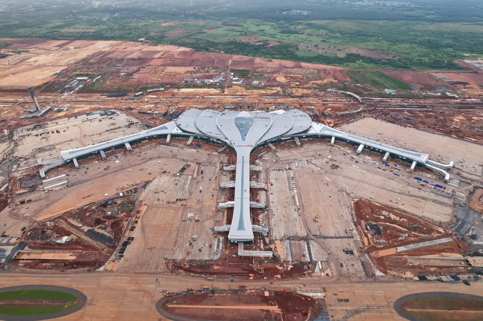 Flyfoto av terminalbygningen ved Long Thanh internasjonale lufthavn før åpningen