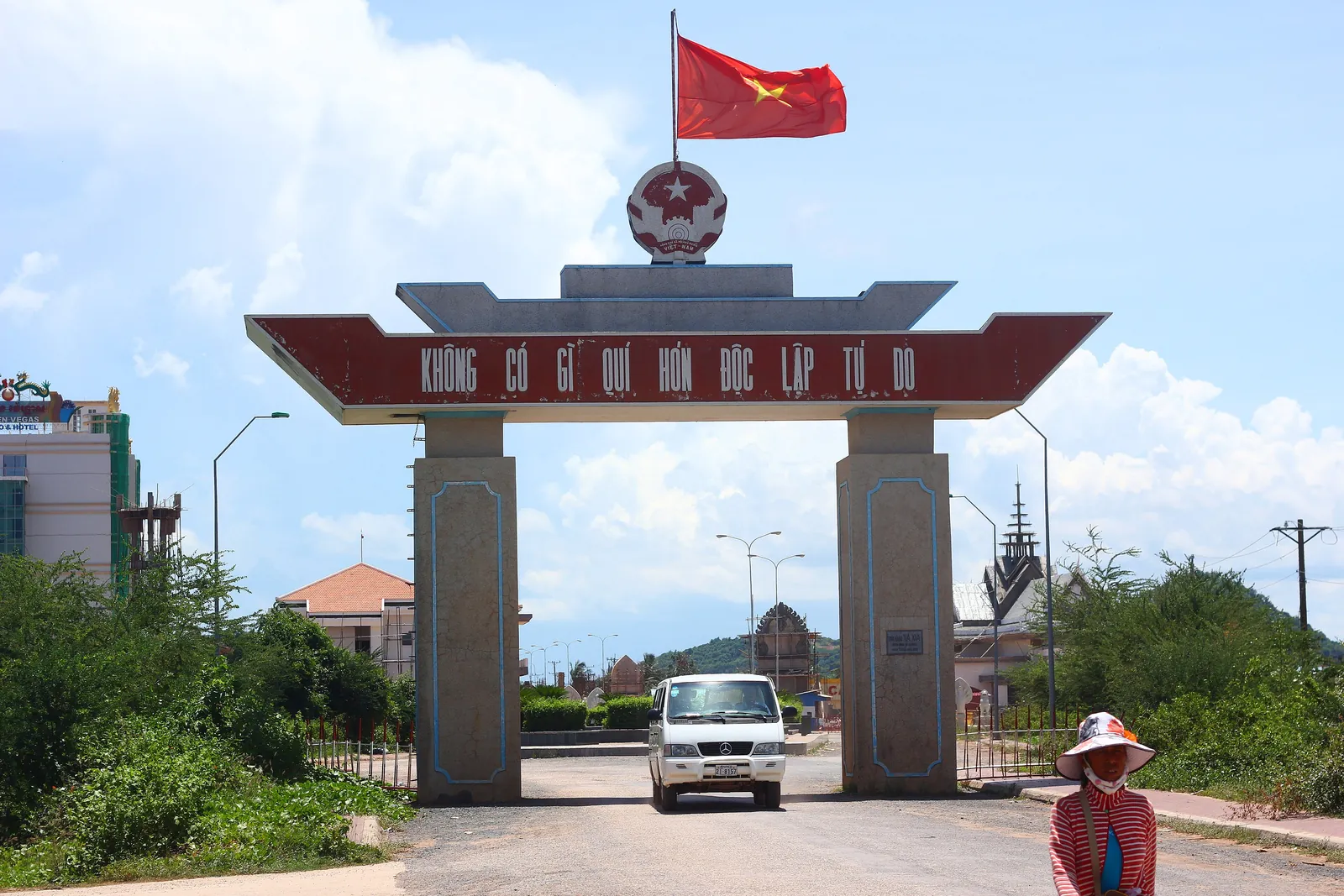 Grenseporten ved Ha Tien mellom Vietnam og Kambodsja med flagg og bil